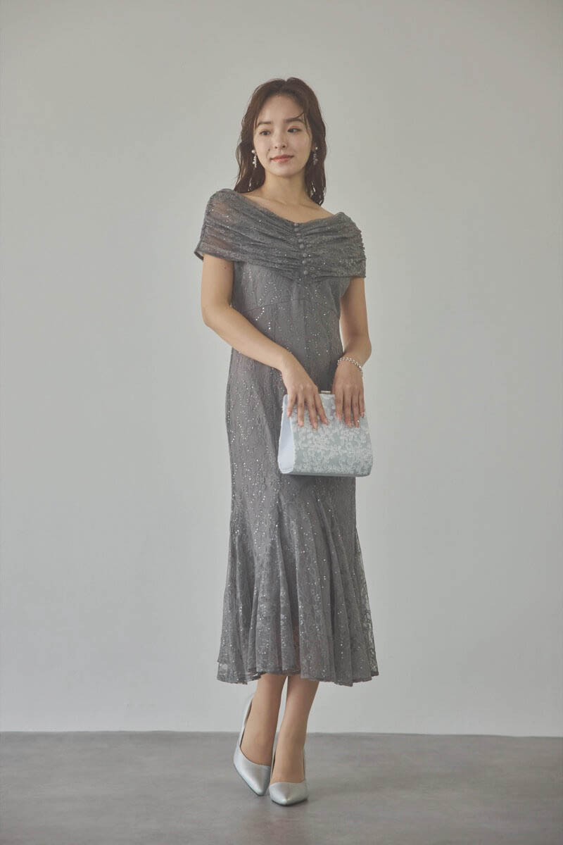 シルバーのスクエアクラッチバッグ