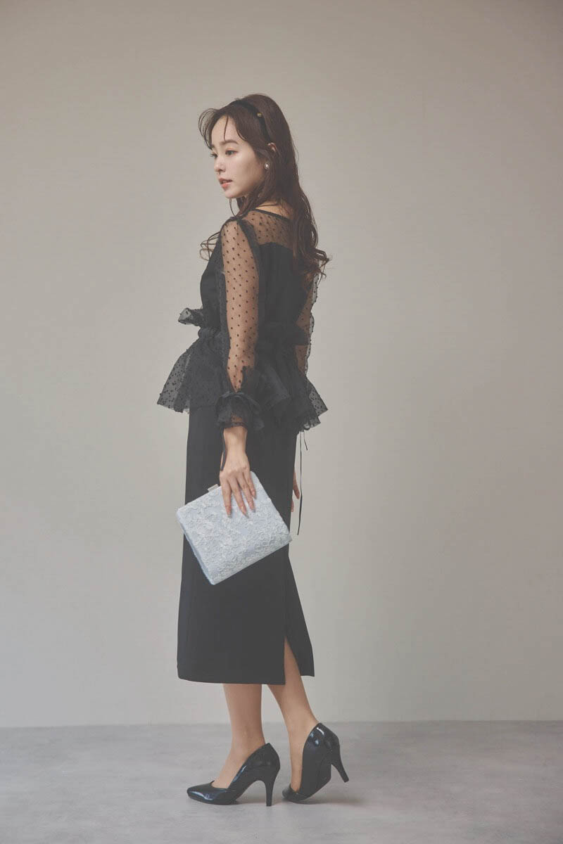 シルバーのスクエアクラッチバッグ