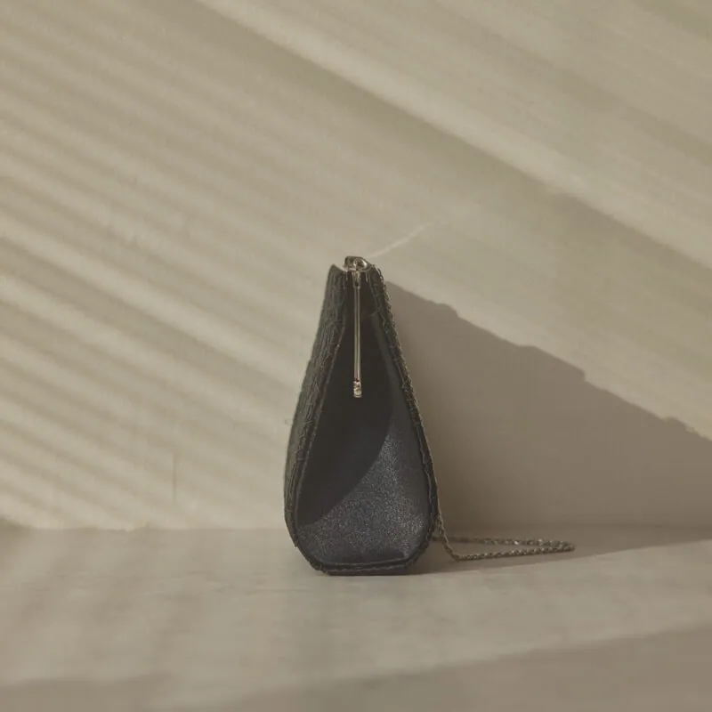 ブラックのスクエアクラッチバッグ