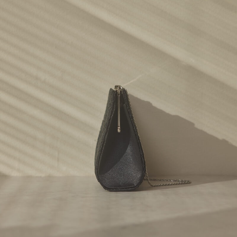 ブラックのスクエアクラッチバッグ