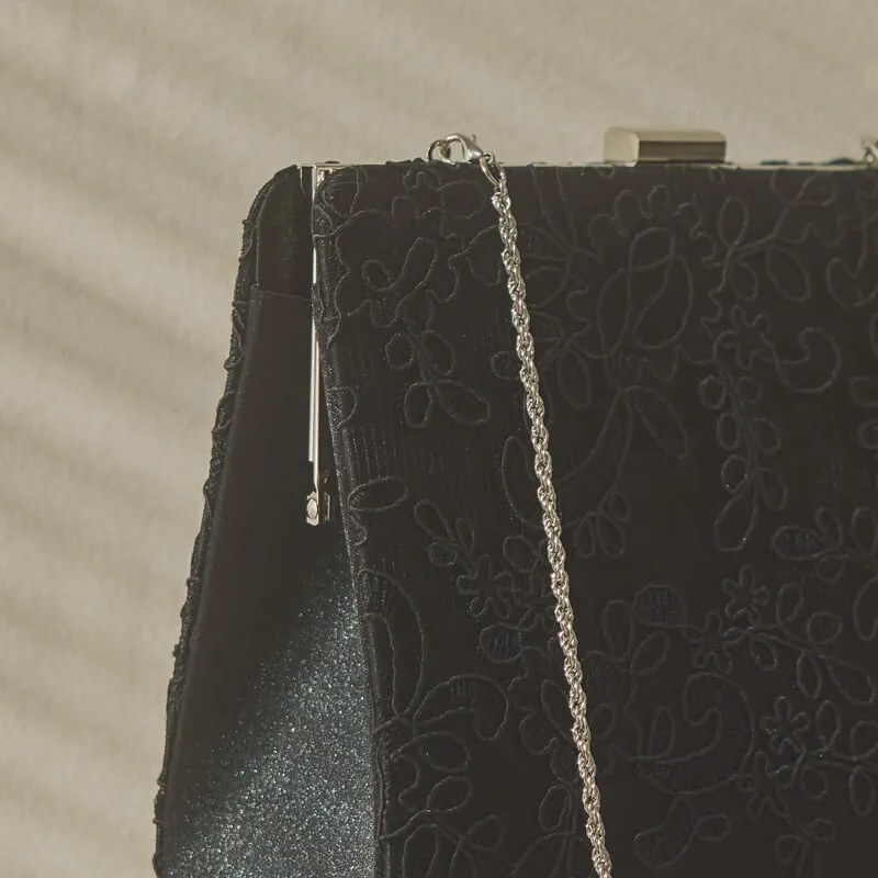 ブラックのスクエアクラッチバッグ