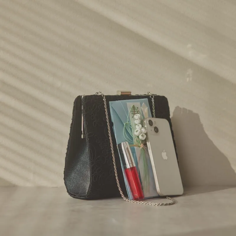 ブラックのスクエアクラッチバッグ