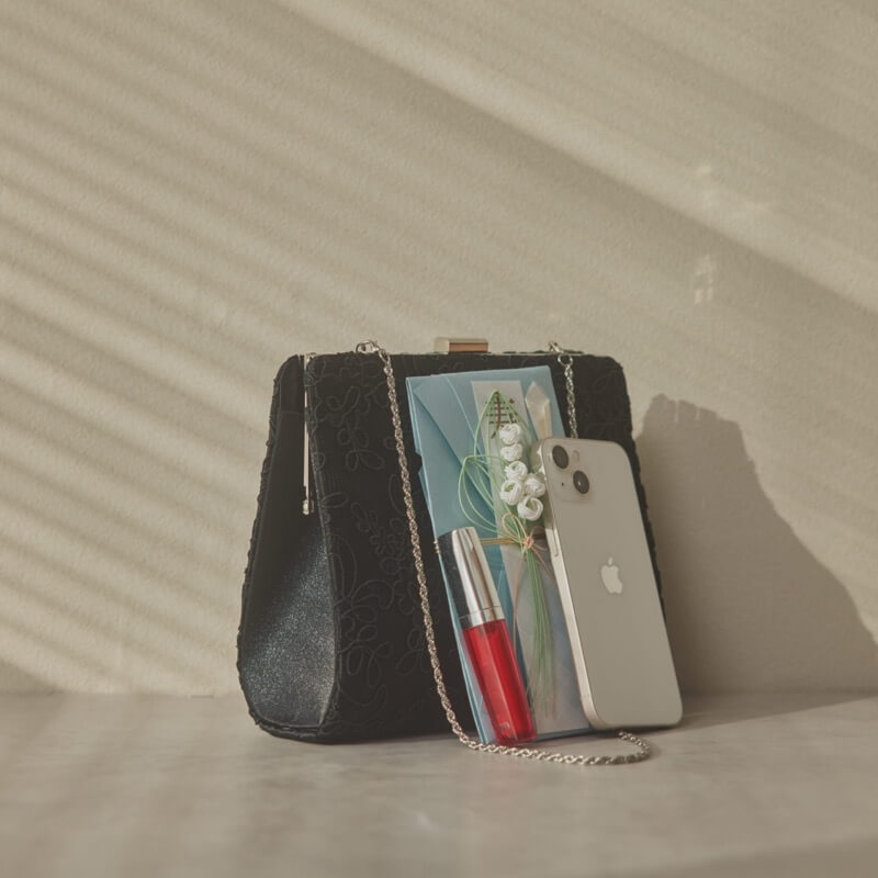 ブラックのスクエアクラッチバッグ