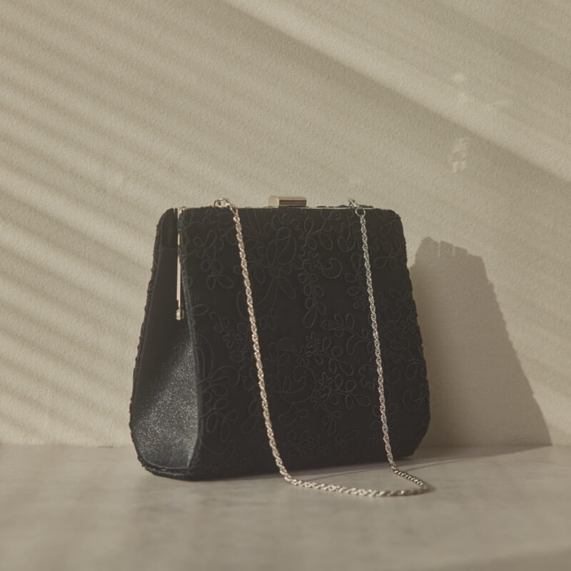 ブラックのスクエアクラッチバッグ