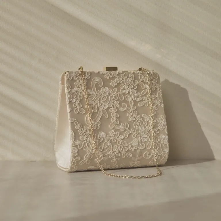 ベージュのスクエアクラッチバッグ