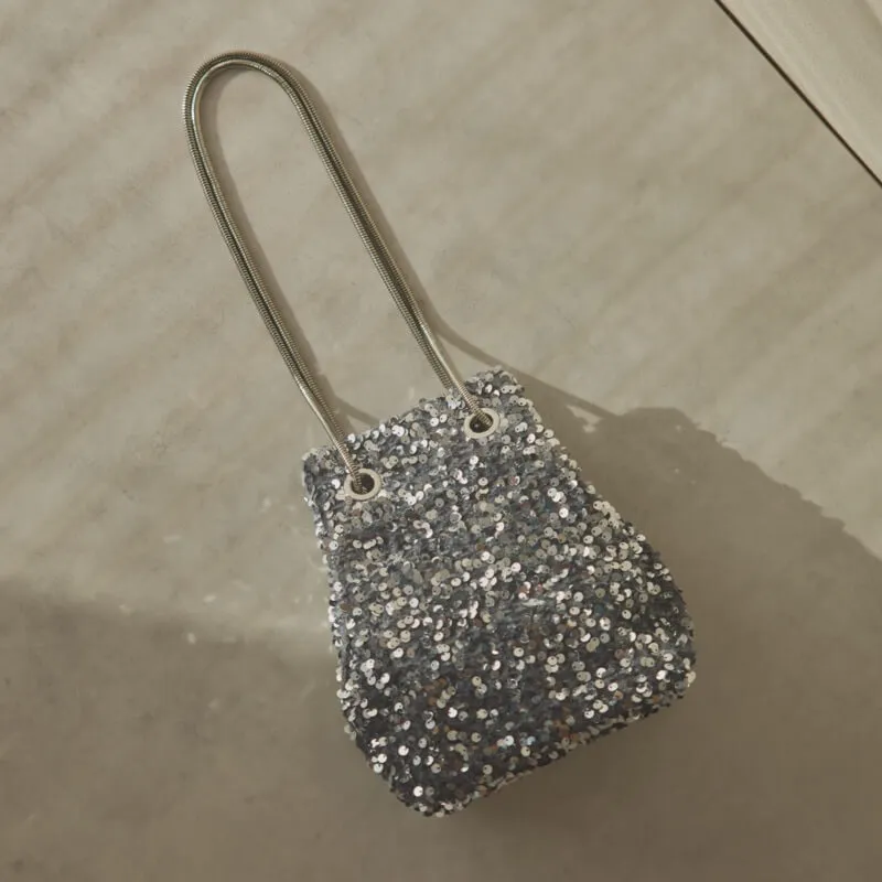 グレーのスパンコールバッグ