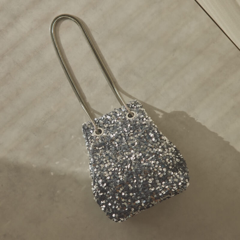 グレーのスパンコールバッグ