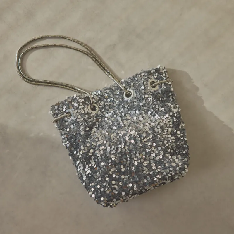 グレーのスパンコールバッグ