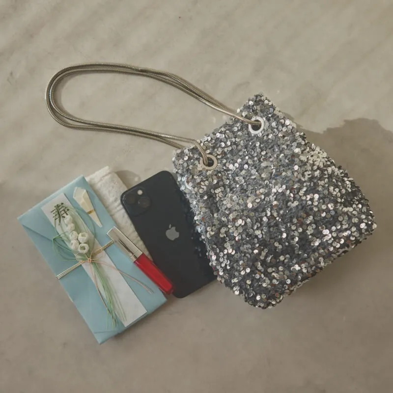 グレーのスパンコールバッグ