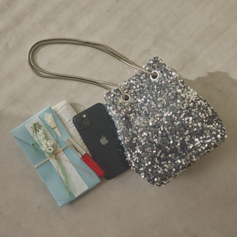 グレーのスパンコールバッグ