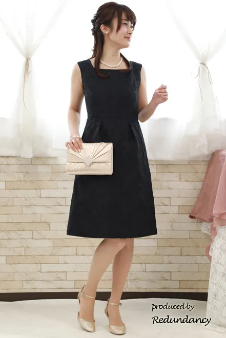 ネイビーの花柄模様スクエアネックドレス