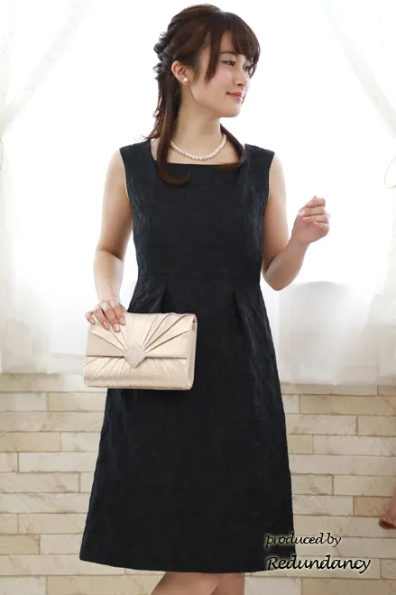 ネイビーの花柄模様スクエアネックドレス