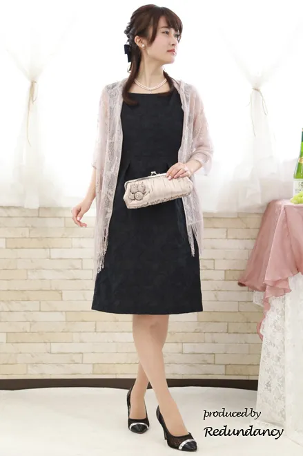 ネイビーの花柄模様スクエアネックドレス