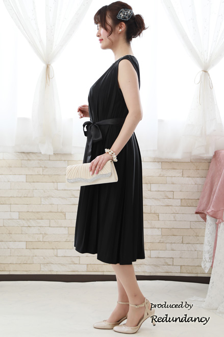 ブラックのビジュー付きプリーツドレス