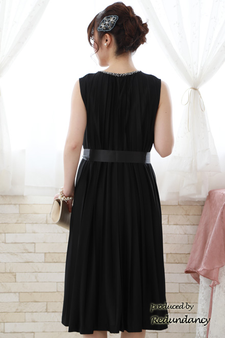 ブラックのビジュー付きプリーツドレス