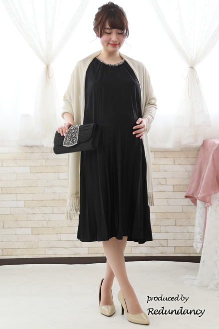 ブラックのビジュー付きプリーツドレス