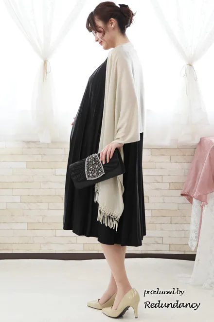 ブラックのビジュー付きプリーツドレス