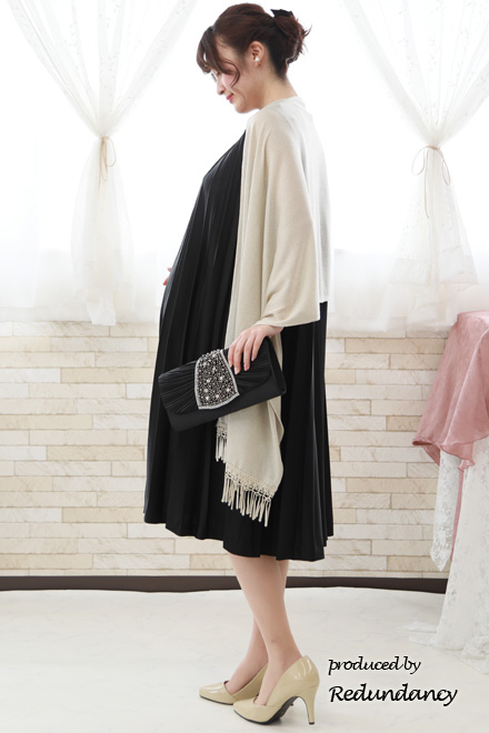 ブラックのビジュー付きプリーツドレス