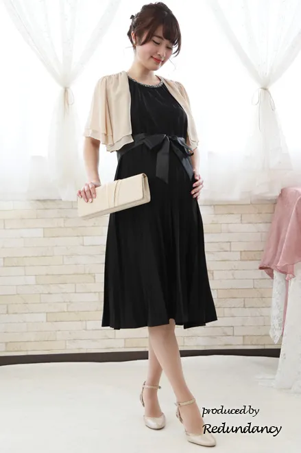 ブラックのビジュー付きプリーツドレス