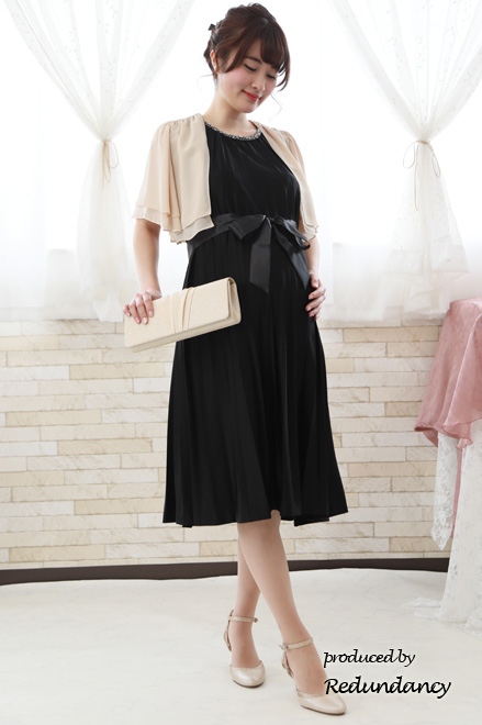 ブラックのビジュー付きプリーツドレス