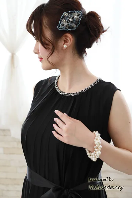 ブラックのビジュー付きプリーツドレス