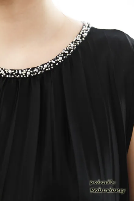 ブラックのビジュー付きプリーツドレス