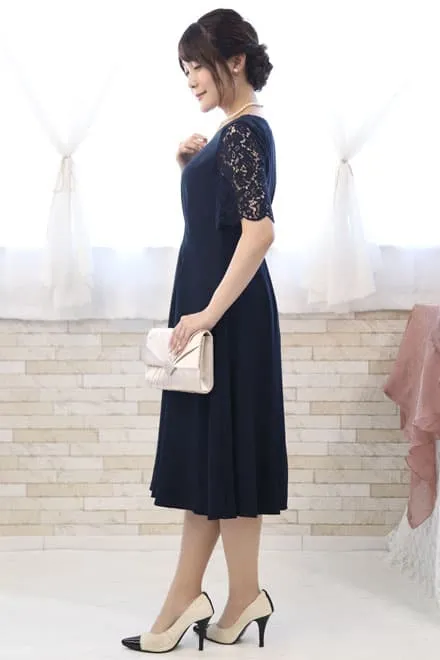 ネイビーのレース袖ウエストタック入りドレス