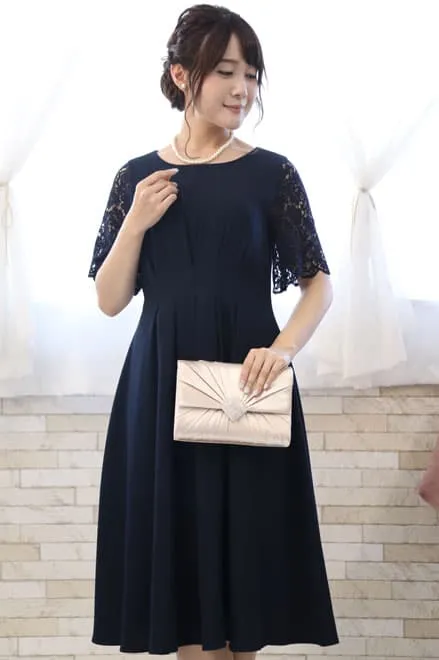 ネイビーのレース袖ウエストタック入りドレス