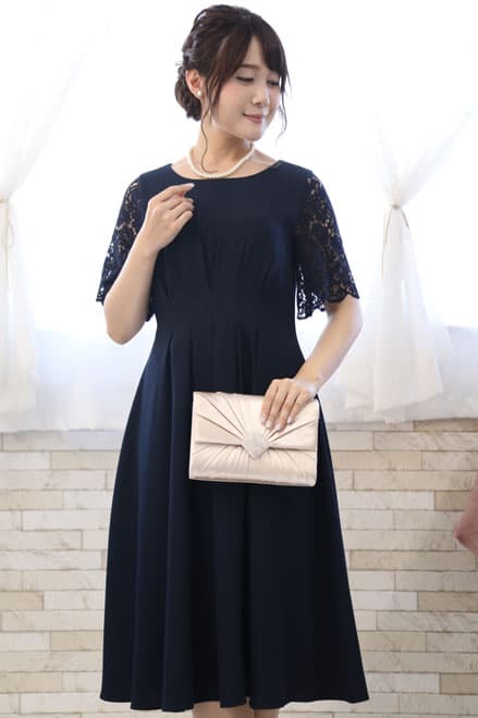 ネイビーのレース袖ウエストタック入りドレス