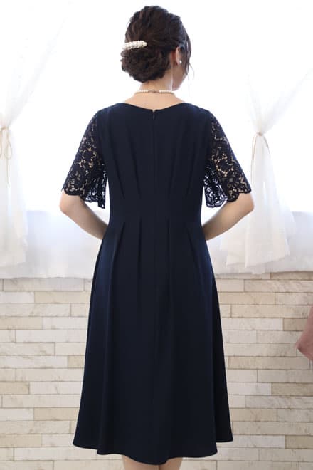 ネイビーのレース袖ウエストタック入りドレス