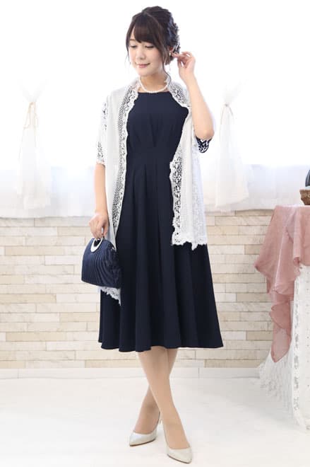 ネイビーのレース袖ウエストタック入りドレス