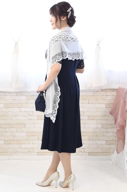 ネイビーのレース袖ウエストタック入りドレス