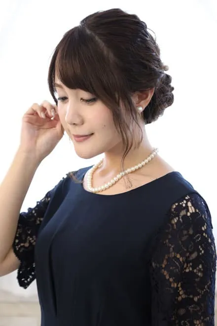 ネイビーのレース袖ウエストタック入りドレス