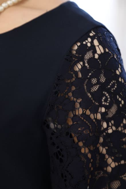 ネイビーのレース袖ウエストタック入りドレス