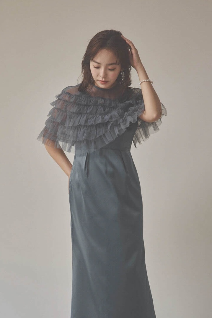 グレーのフリルケープブラウスセットドレス