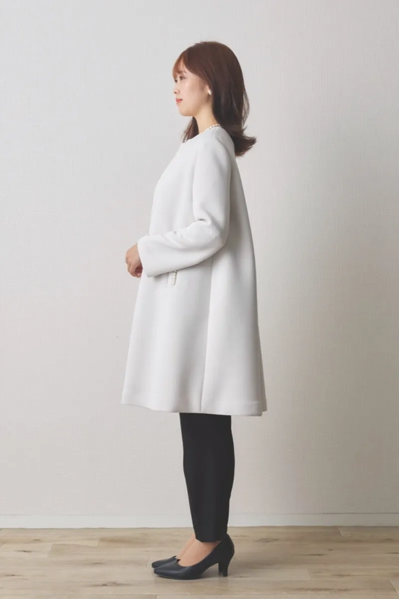 オフホワイトのパールボンディングコート