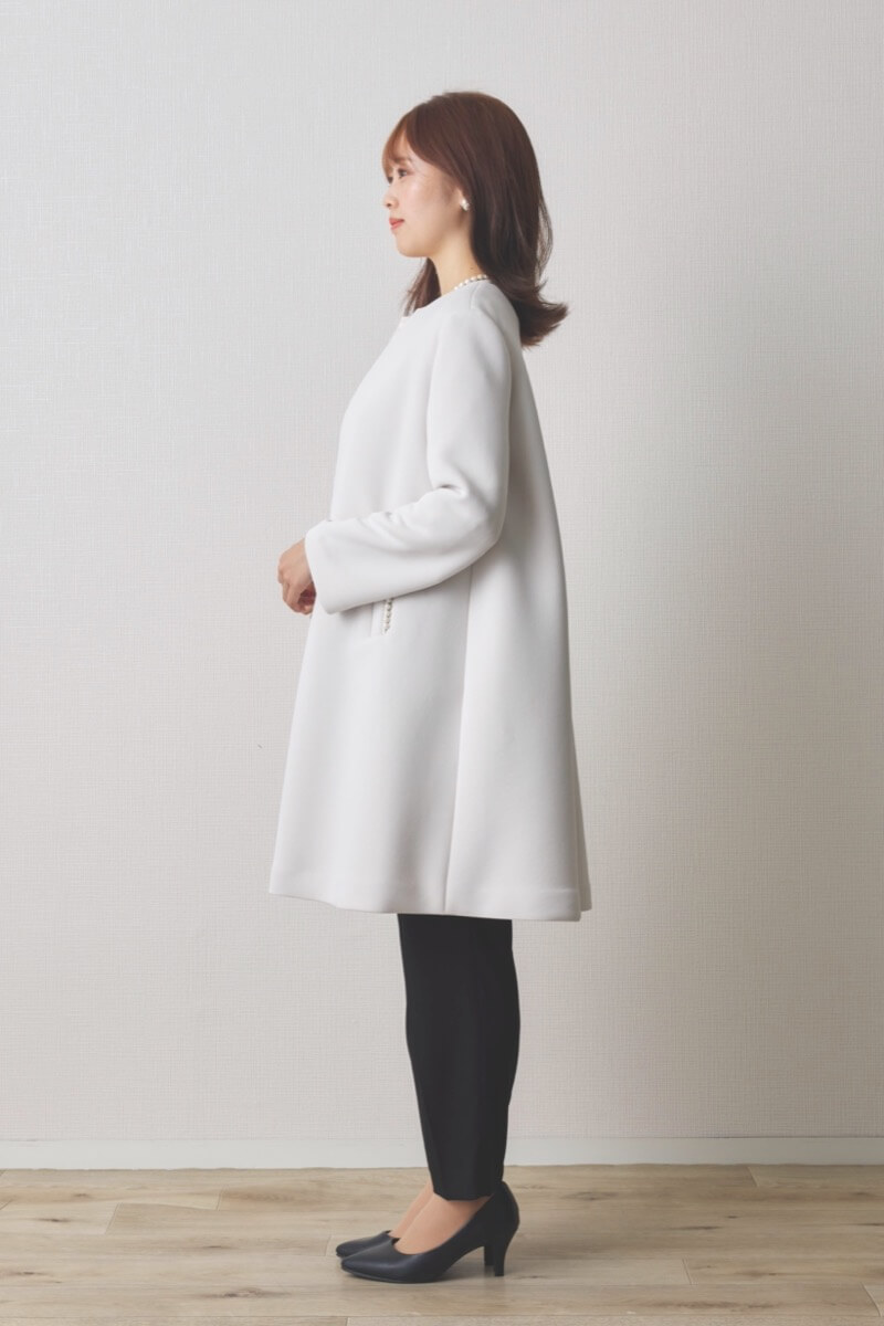 オフホワイトのパールボンディングコート