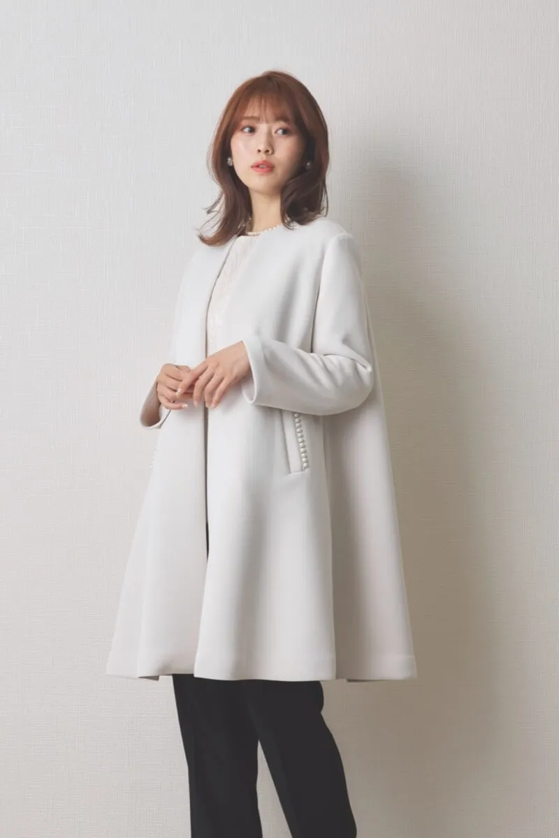 オフホワイトのパールボンディングコート