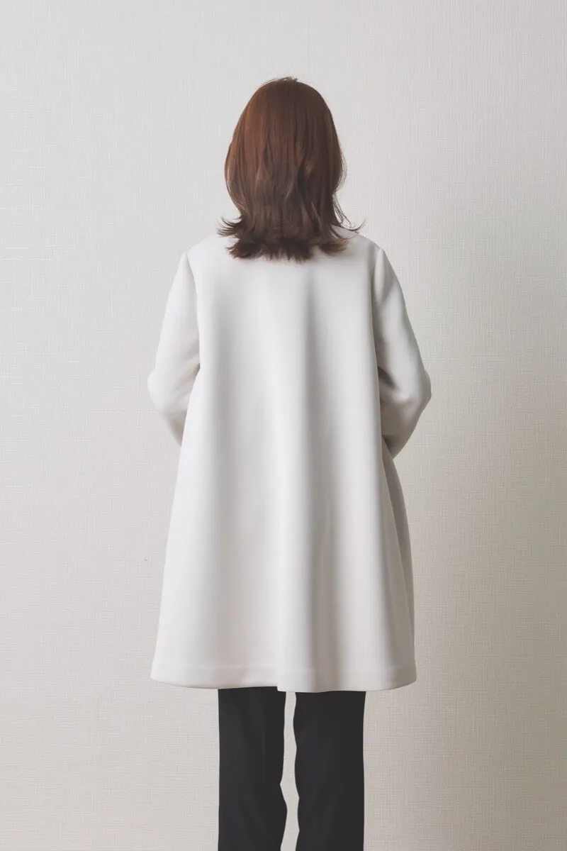 オフホワイトのパールボンディングコート