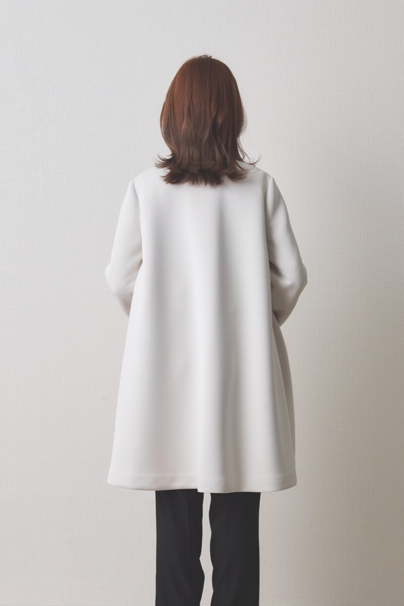 オフホワイトのパールボンディングコート