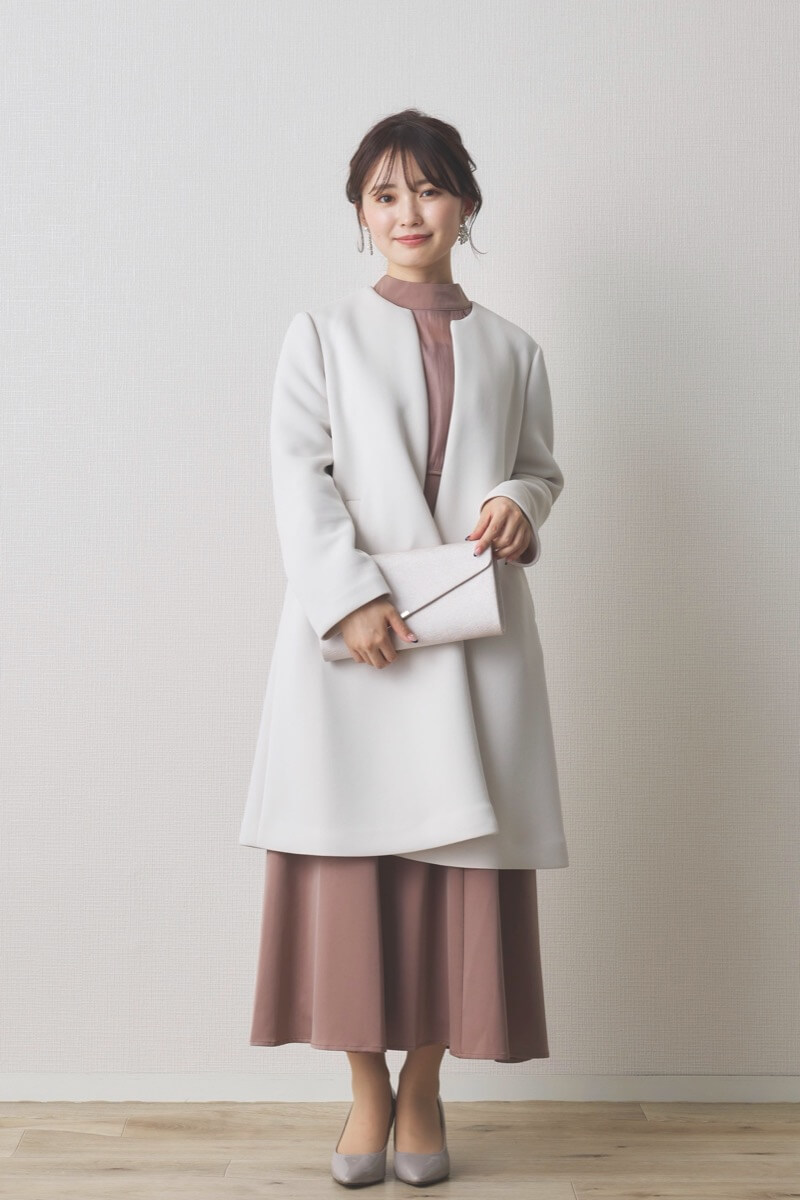 オフホワイトのパールボンディングコート