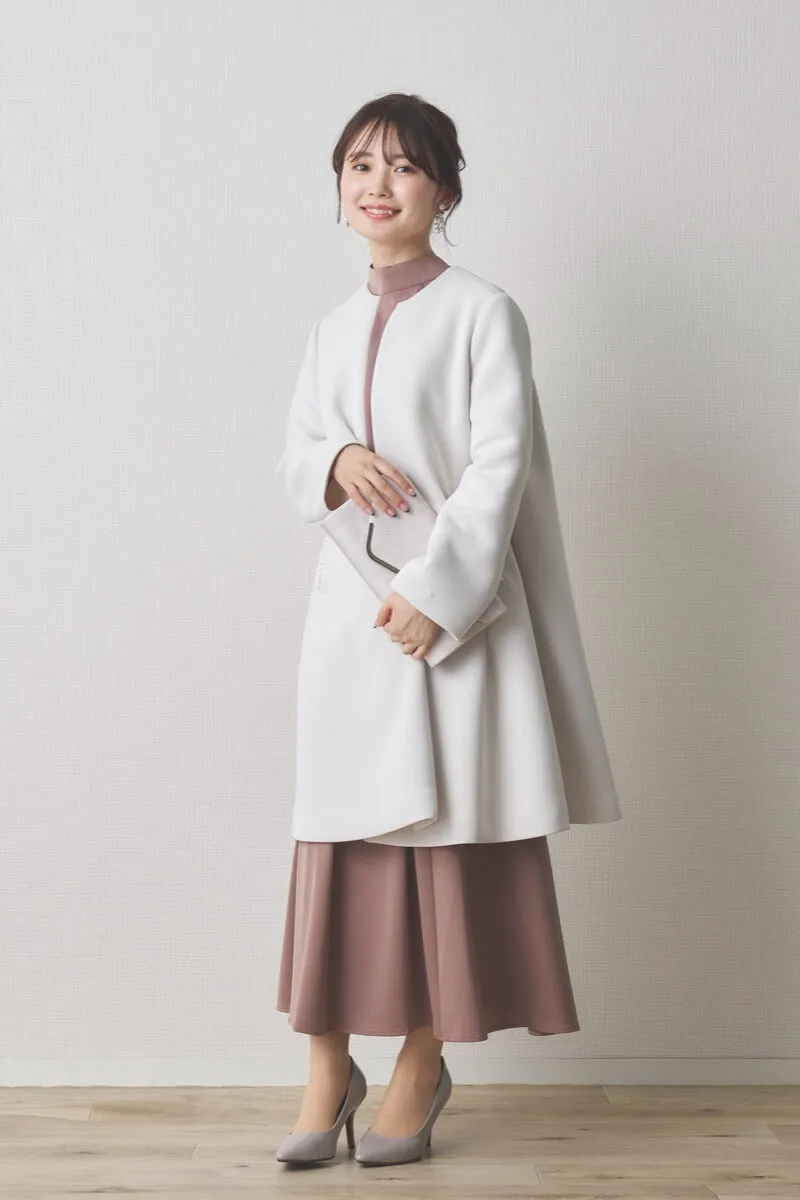 オフホワイトのパールボンディングコート