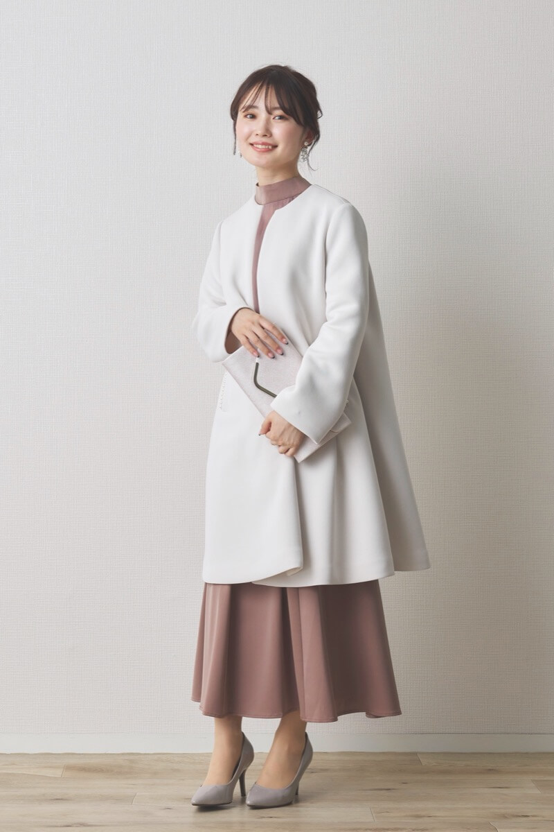 オフホワイトのパールボンディングコート