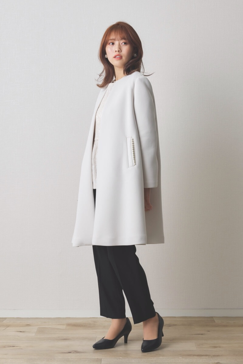 オフホワイトのパールボンディングコート