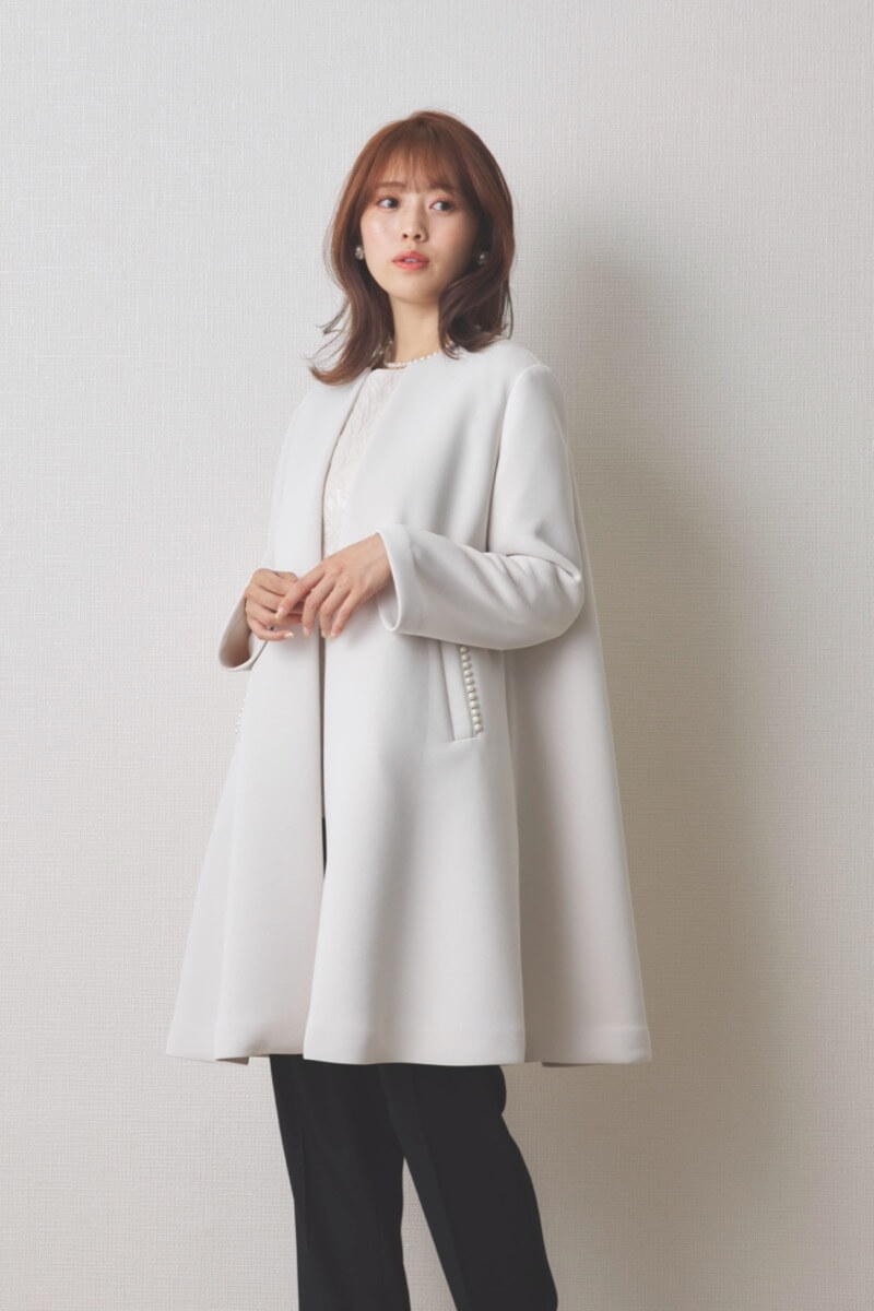 オフホワイトのパールボンディングコート