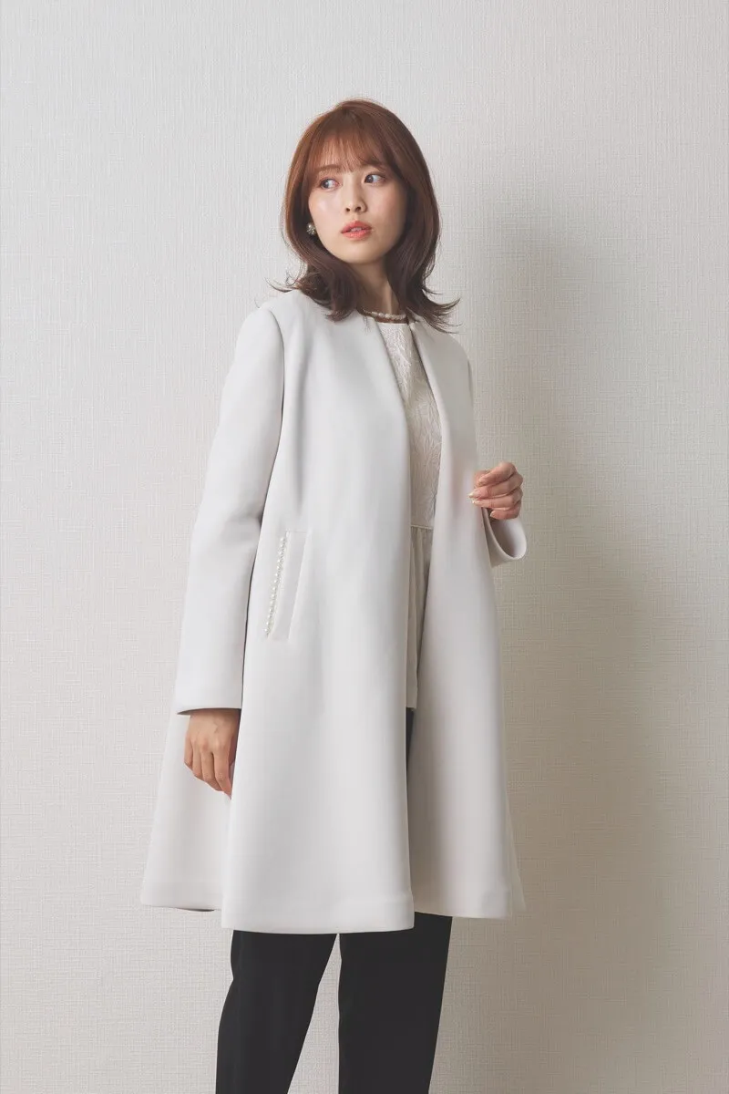 オフホワイトのパールボンディングコート