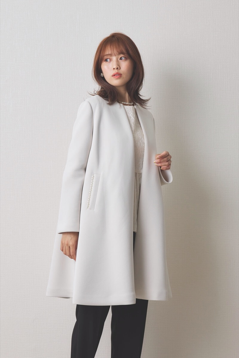 オフホワイトのパールボンディングコート