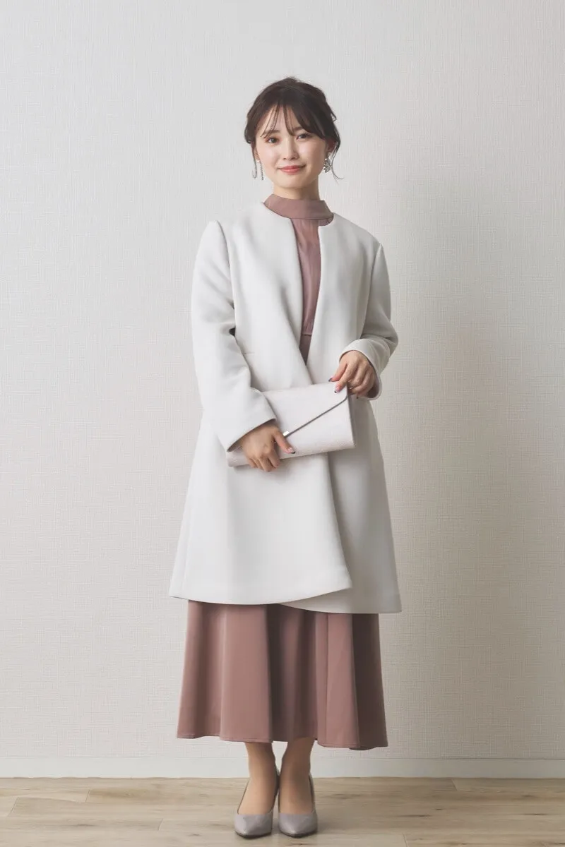 オフホワイトのパールボンディングコート