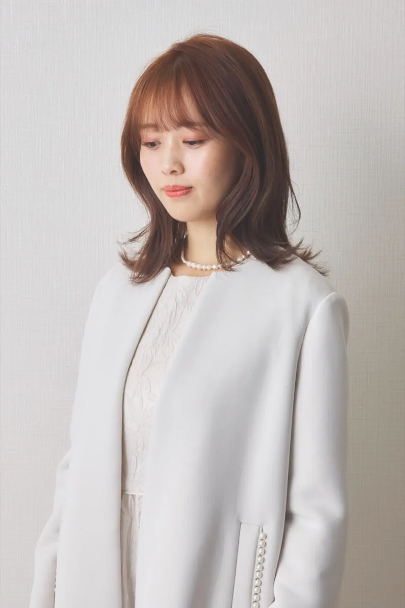 オフホワイトのパールボンディングコート