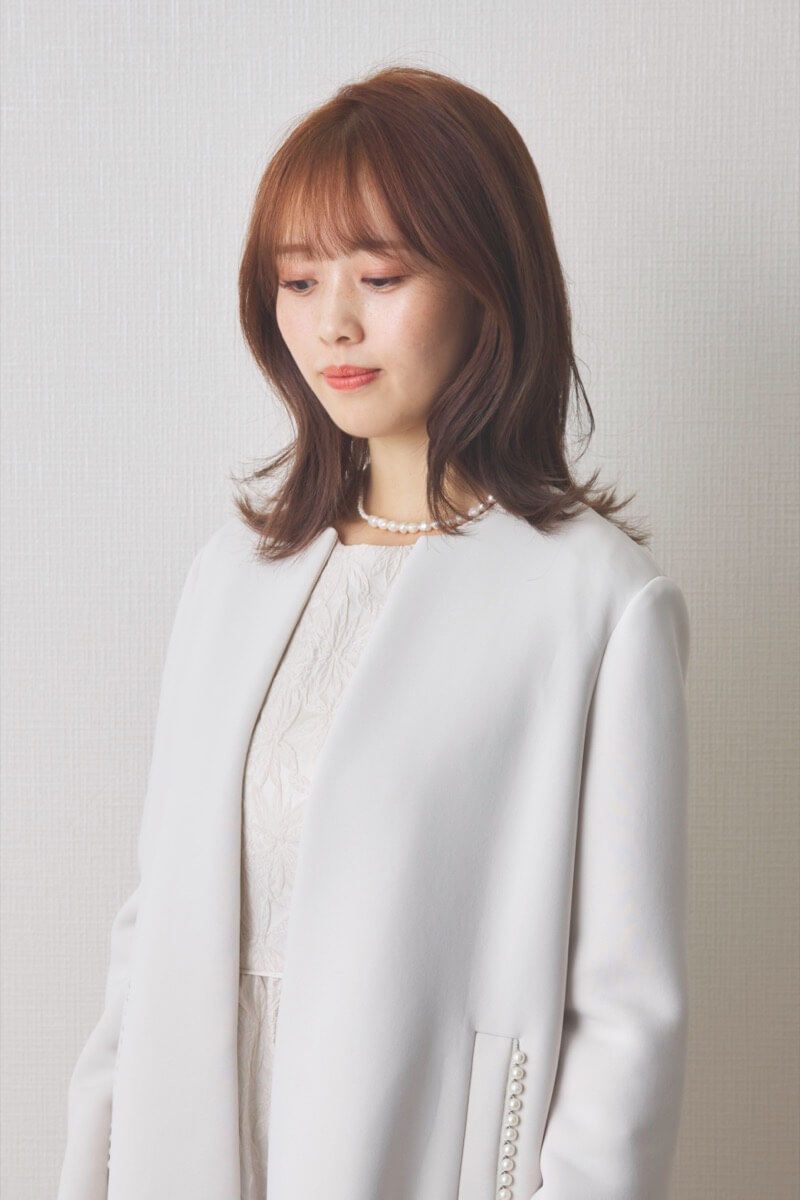 オフホワイトのパールボンディングコート